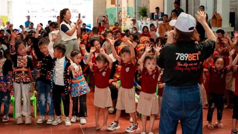 Hoạt động sôi nổi giữa đoàn thiện nguyện với học sinh và giao viên nhà trường